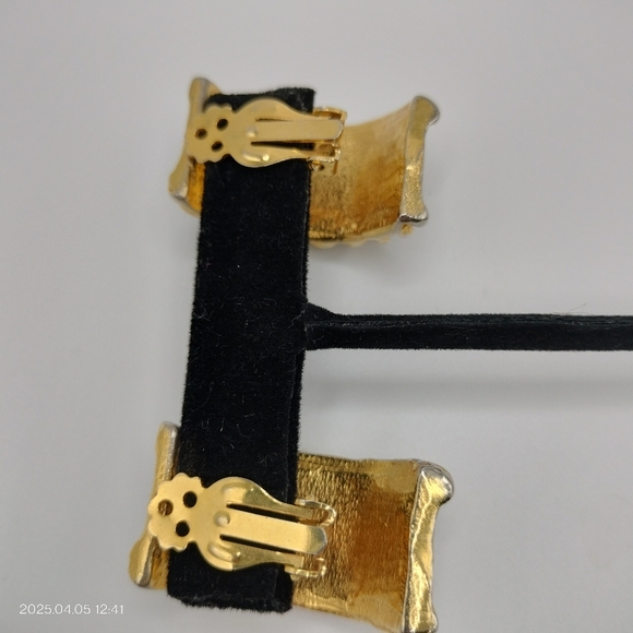 Women's Swirl Gold Tone and Black Enamel Clip On Earrings Luxury Formal Classic - Picture 7 of 11